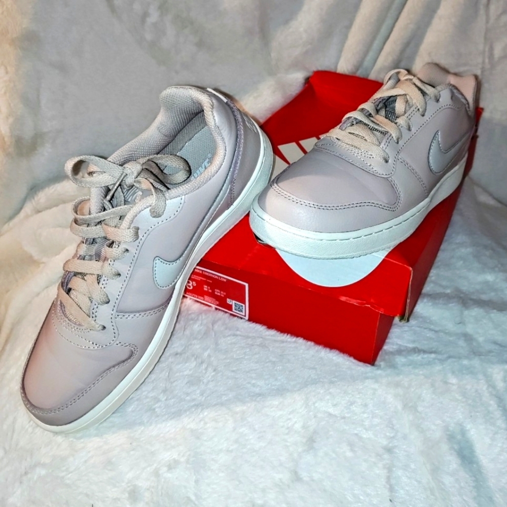 Women's Nike Ebernon Low Size 8.5